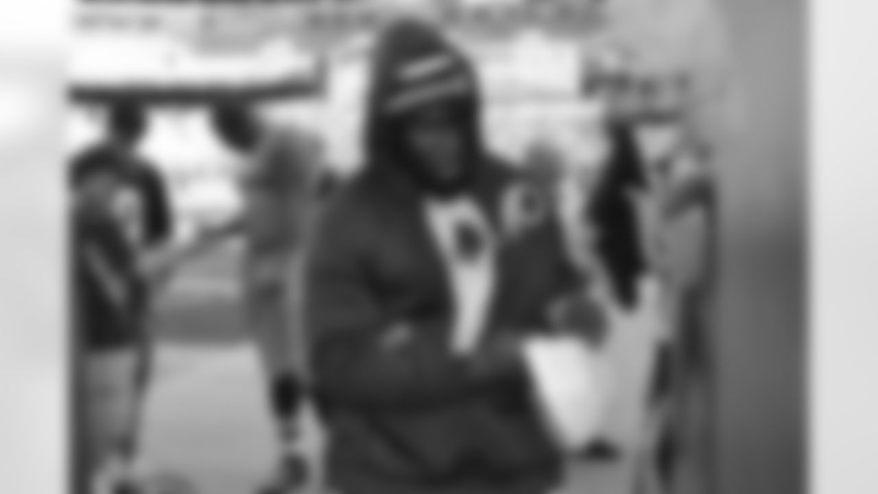 Brian Orakpo signing autographs for fans