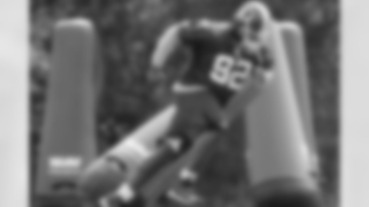 Albert Haynesworth running after practice (AP Photo)