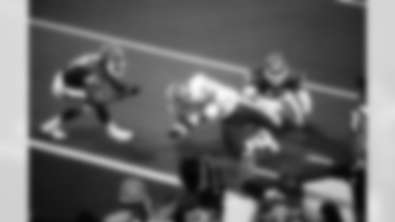 Washington Redskins running back Earnest Byner (21) scores on a 10-yard touchdown pass during Super Bowl XXVI, a 37-24 victory over the Buffalo Bills on January 26, 1992, at the Hubert H. Humphrey Metrodome in Minneapolis, Minnesota. (AP Photo / Al Messerschmidt)