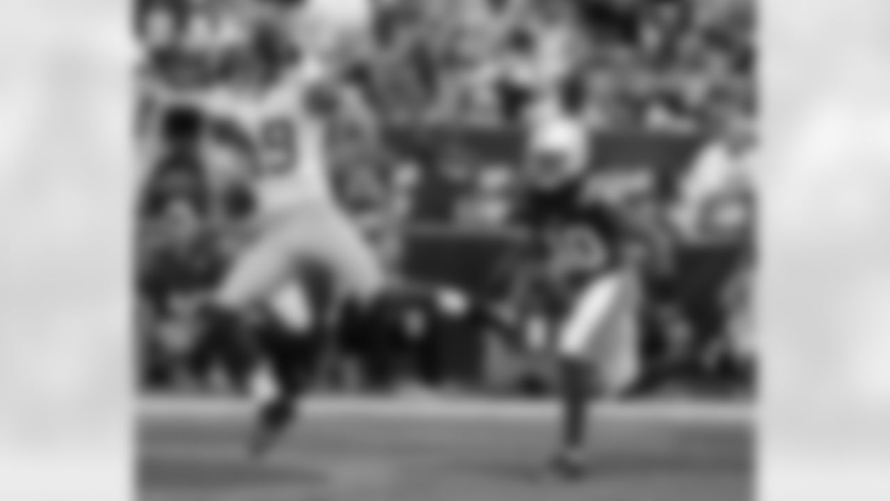 Redskins WR Dezmon Briscoe catches a touchdown pass during the Redskins-Colts game.