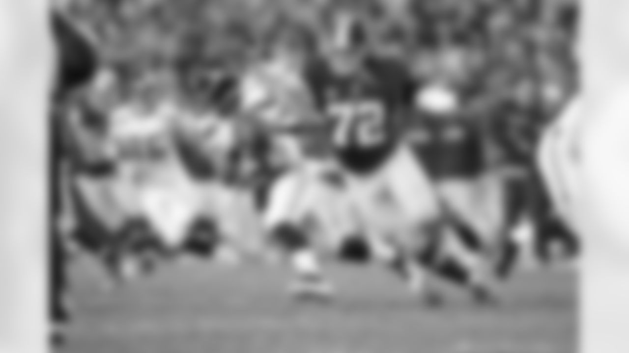 Redskins DE Stephen Bowen chases down Seahawks QB Russell Wilson.