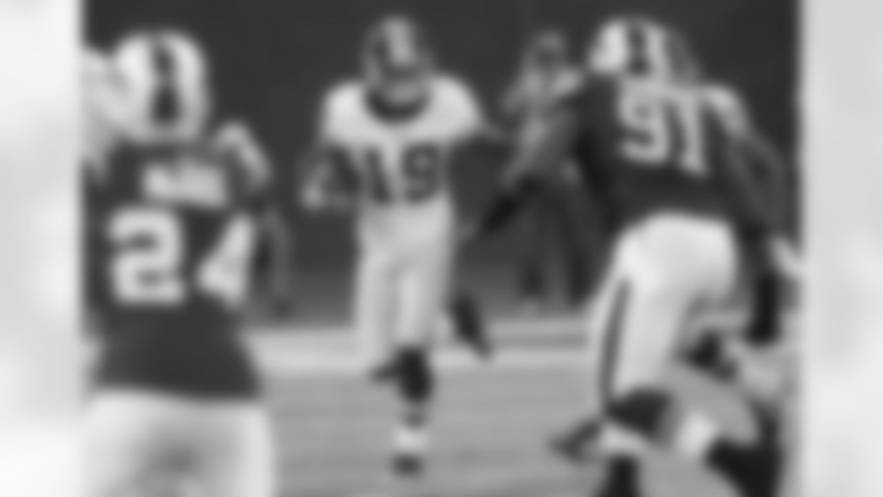 Donte Stallworth looks for running room against the Bills after a catch.