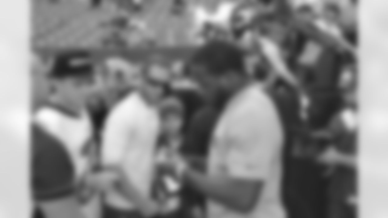 Alfred Morris signing autographs for fans