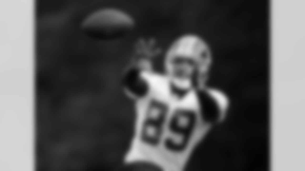 Santana Moss reaches for a pass.