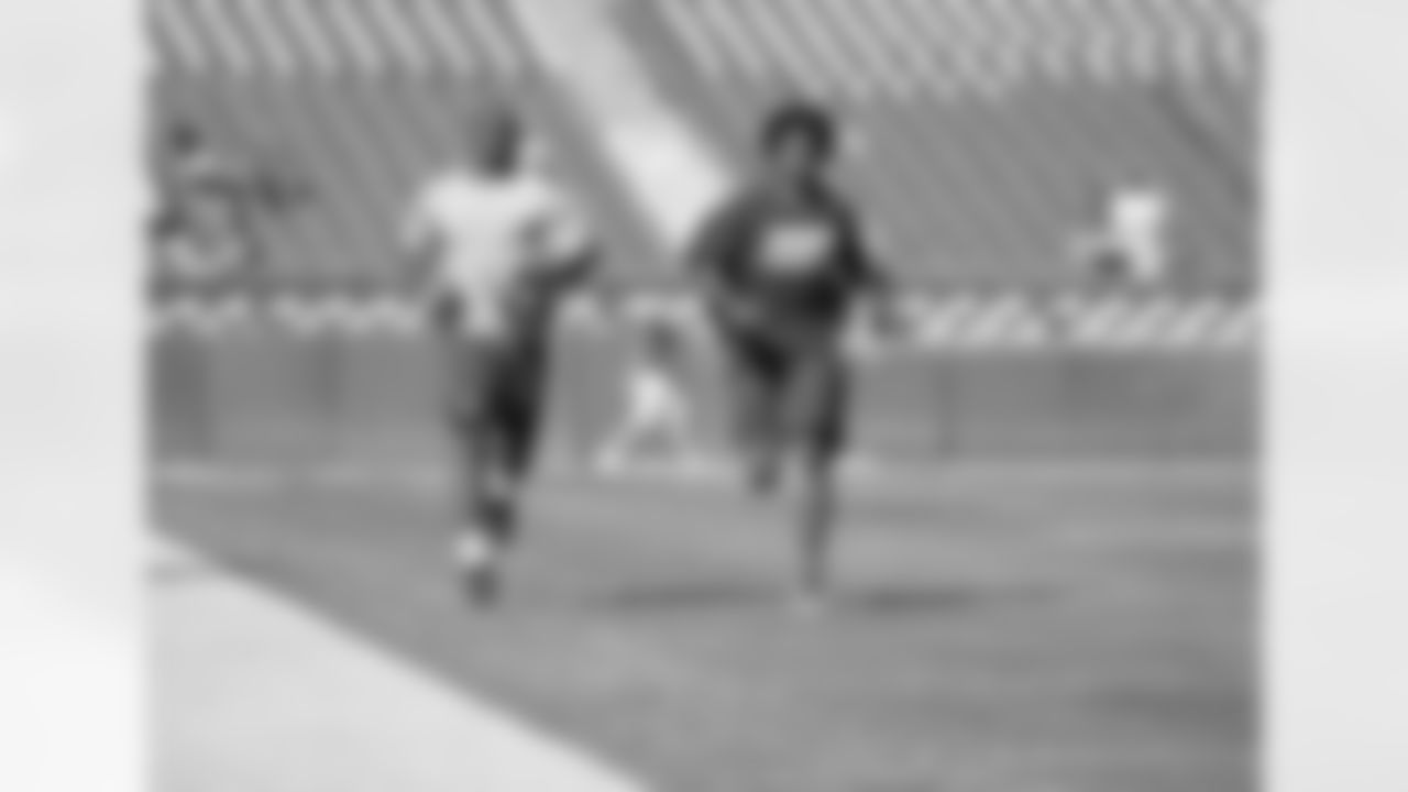 Rocky McIntosh and Sean Taylor get in a pre-game jog.
