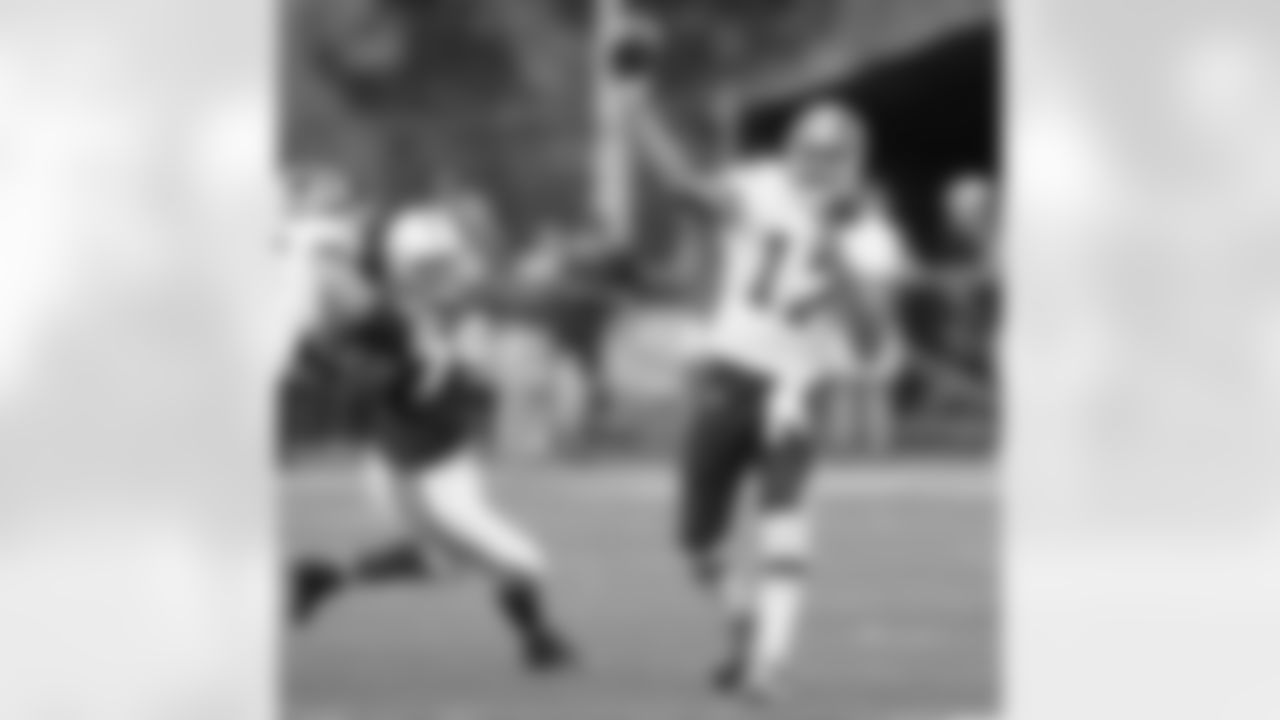 Jason Campbell throws a pass downfield at the Hall of Fame Game.