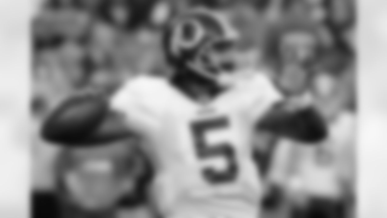 Donovan McNabb throws downfield (AP Photo)
