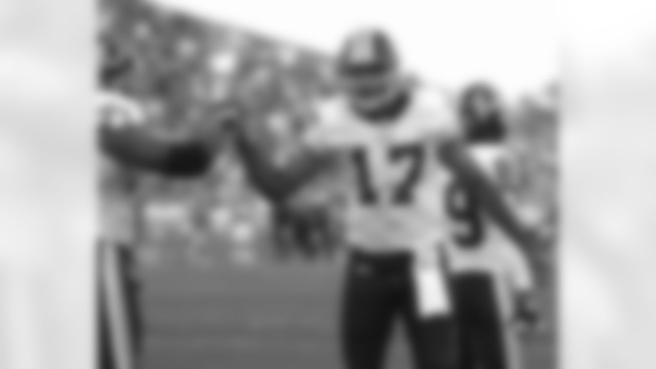 Jason Campbell is congratulated after his TD pass to Antwaan Randle El.