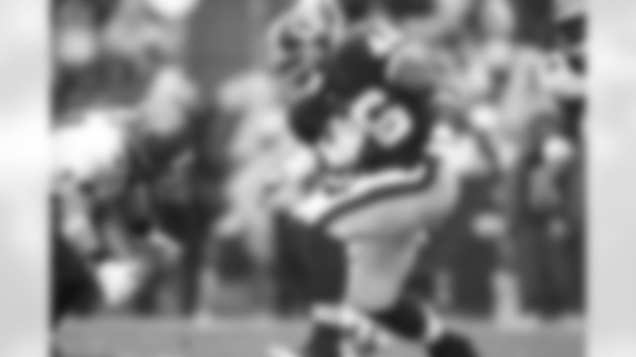 Ryan Torain carries the ball. (Ned Dishman)
