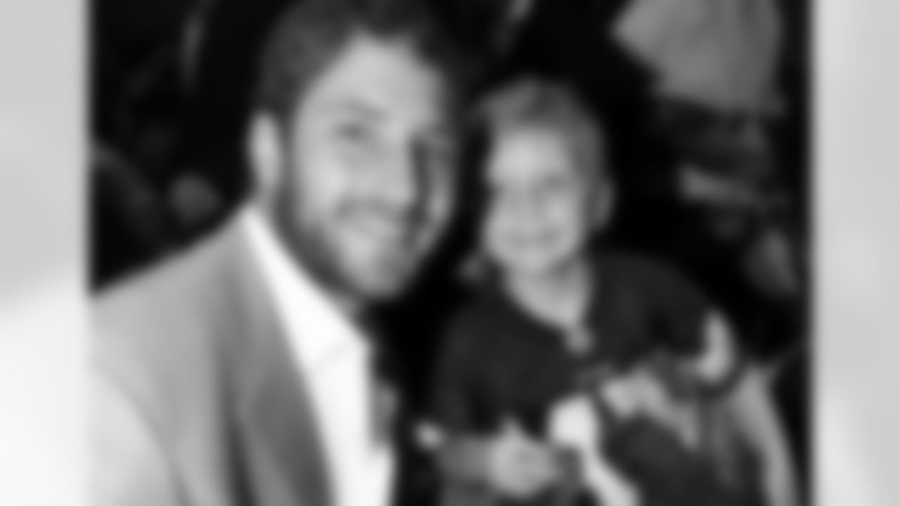 Chris Cooley poses for a photo with a young fan.