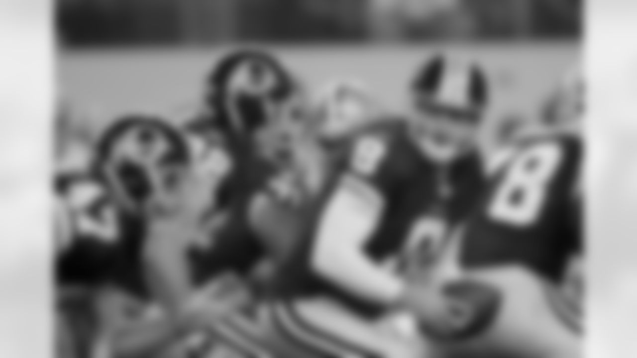 Rex Grossman gets set for a handoff as Monday night's game gets underway.