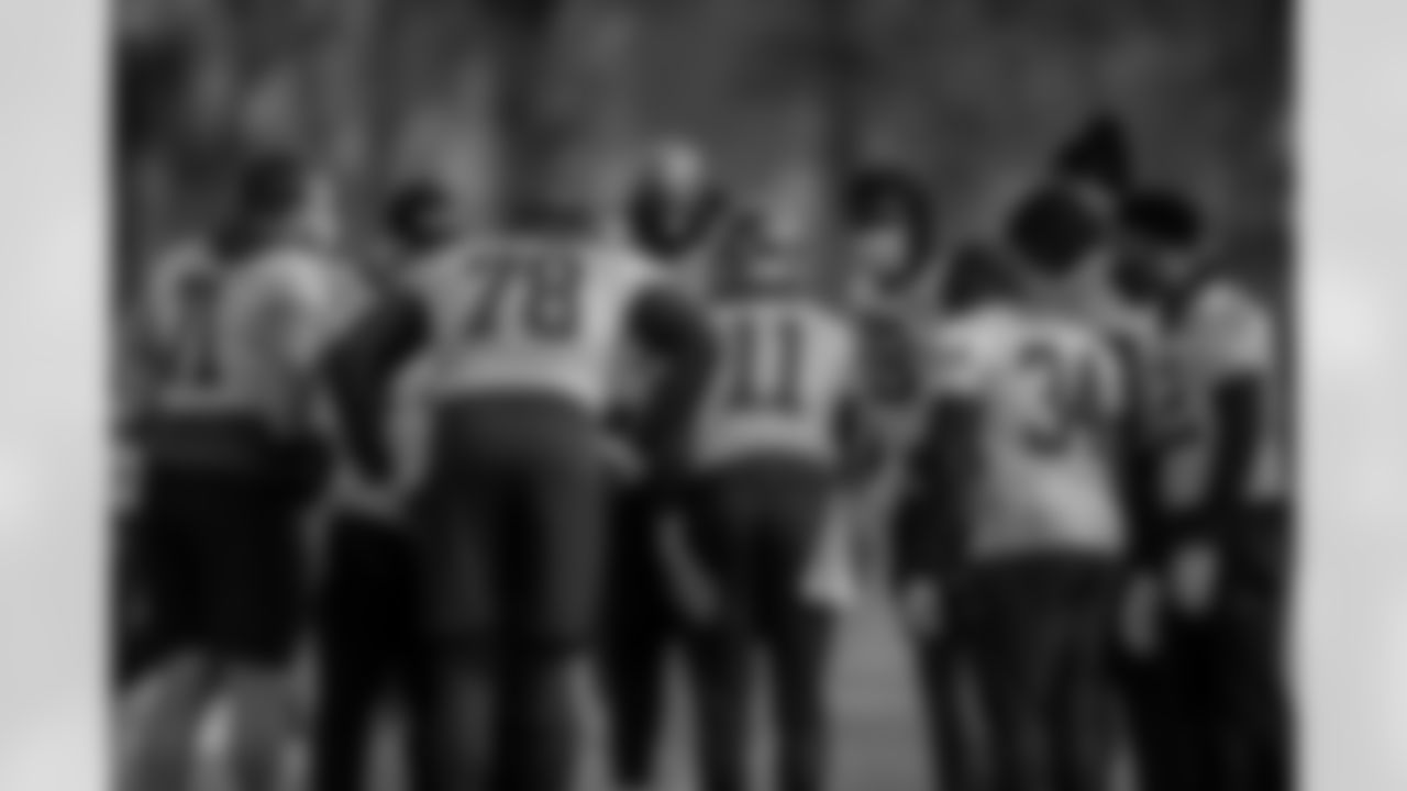 Alex Smith calls a huddle together during the Washington Football Team's practice on Dec. 3, 2020. (Elijah Walter Griffin Sr./Washington Football Team)