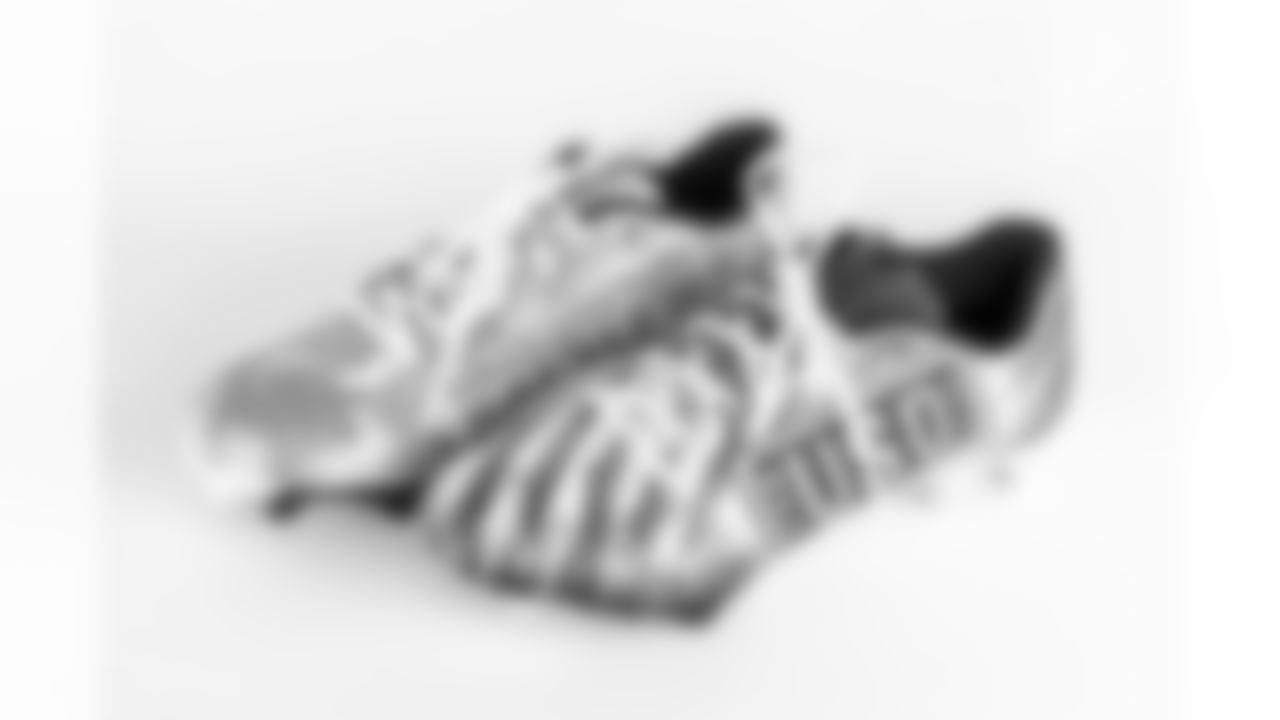 Bid on the Washington Salute cleats benefiting USO-Metro here.