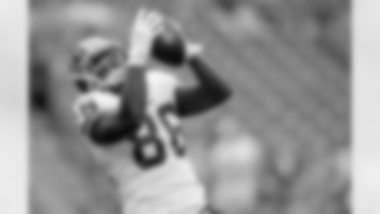 Fred Davis catches a long pass during pre-game (AP Photo)