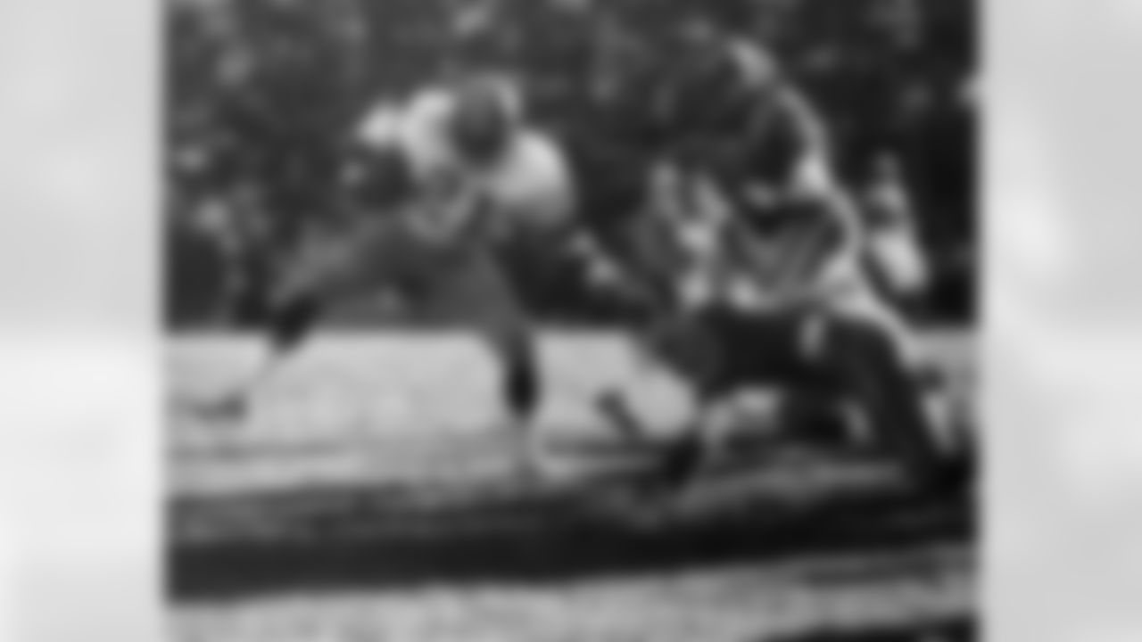 Washington Redskins cornerback Larry Jones (21) eludes Los Angeles Rams tight end Pat Curran (88) and cornerback Eddie McMillan (41) on a kick return during a 1974 NFC Divisional Playoff game in Los Angeles on Dec. 22, 1974. The Rams defeated the Redskins 19-10. (AP Photo/NFL Photos)