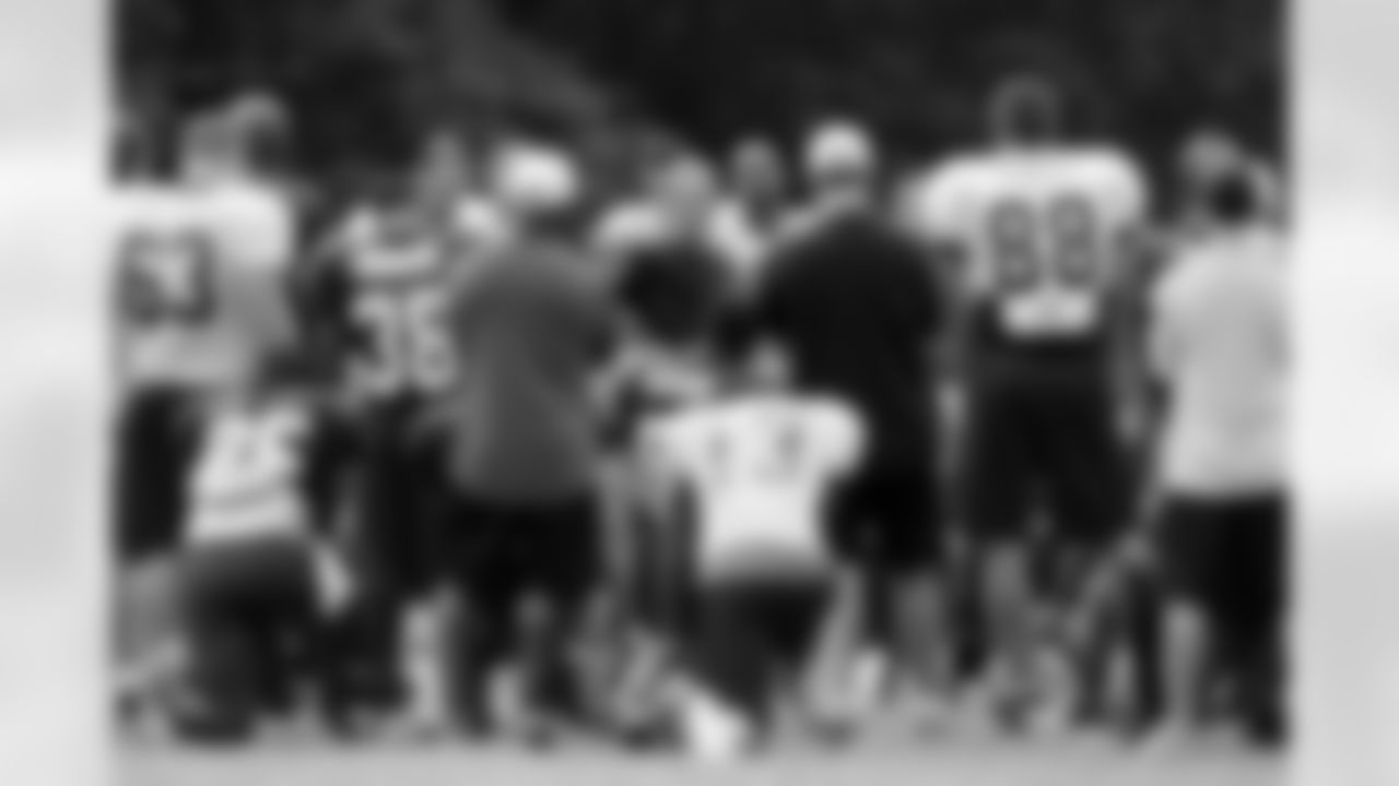 Coach Shanahan gathers the team together at the end of practice (AP Photo)