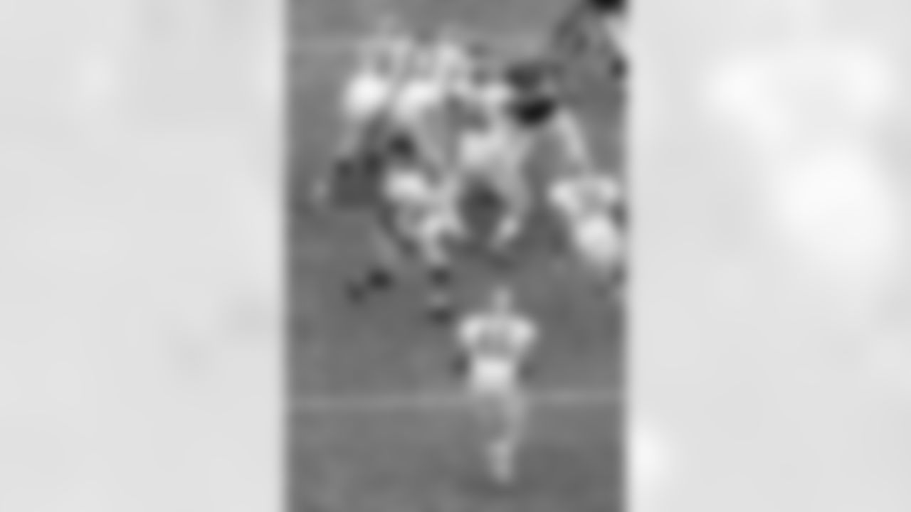 Running back Alfred Morris takes a handoff vs. the Eagles in Philadelphia Sunday, Nov. 17, 2013.