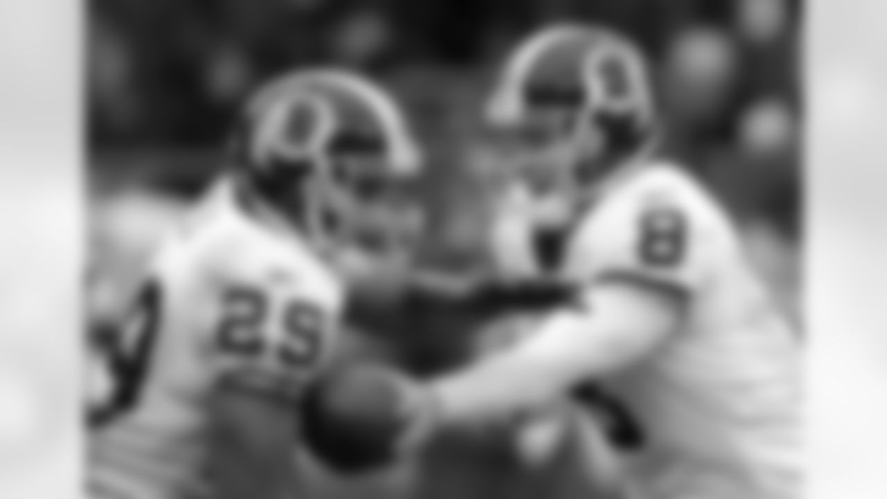 Rex Grossman hands the ball off to Roy Helu.