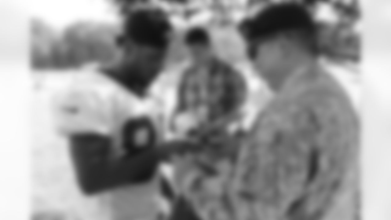 Redskins WR Santana Moss meets Olaf Shibusawa, military personnel about to be deployed.