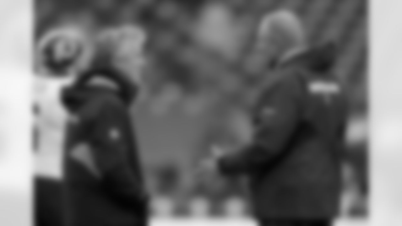 Defensive coordinator Jim Haslett chats with Seahawks head coach Pete Carroll.