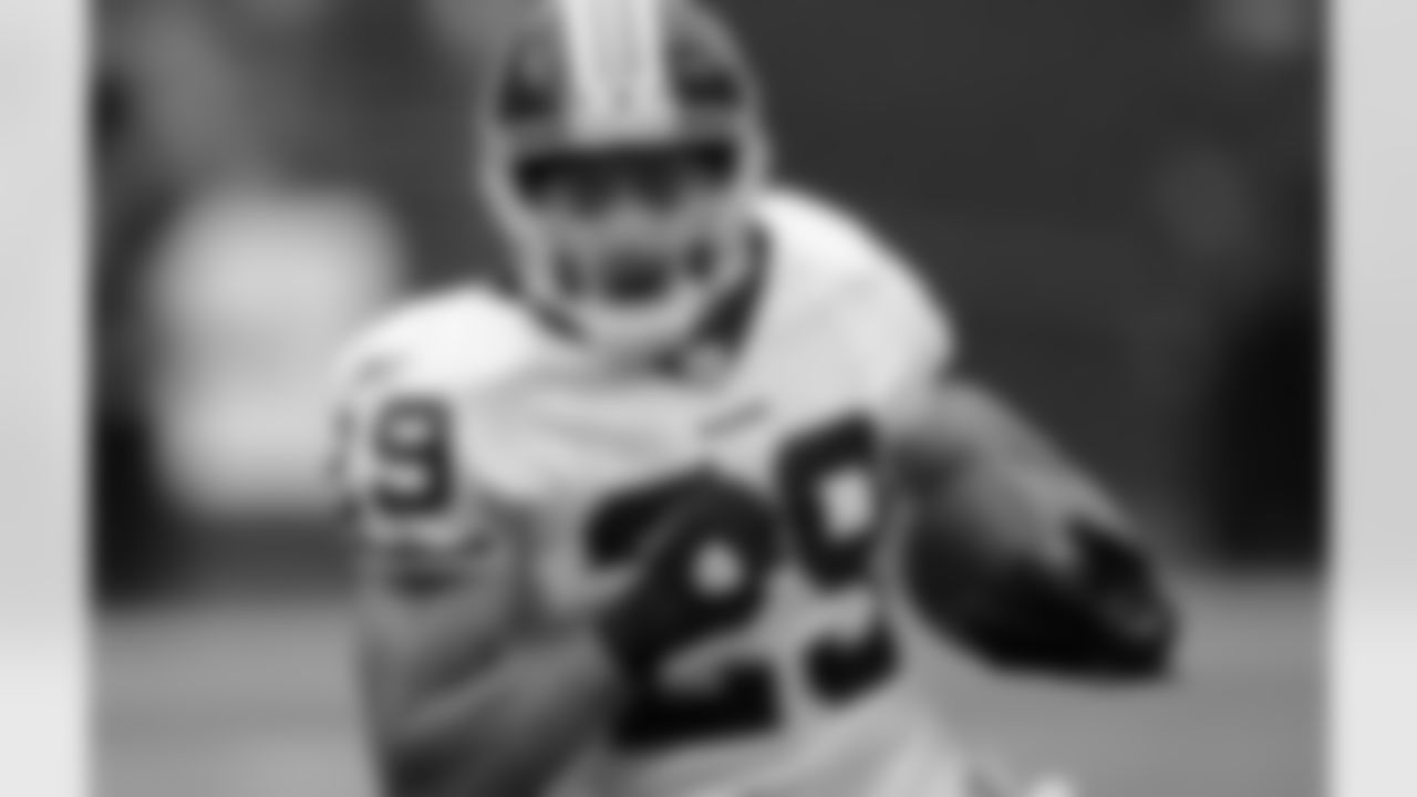 Roy Helu swings into open field after catching a swing pass.