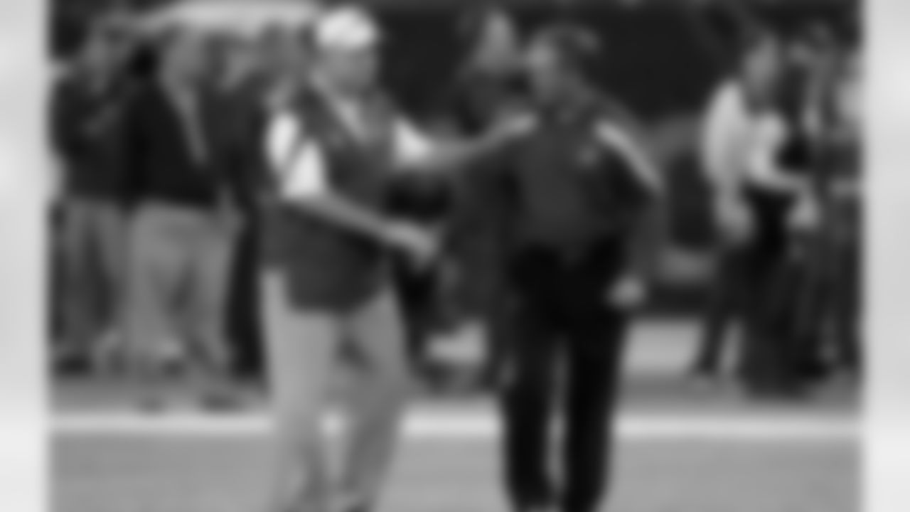 The game's two head coaches -- Buffalo's Chan Gailey and Washington's Mike Shanahan -- have a pre-game chat.