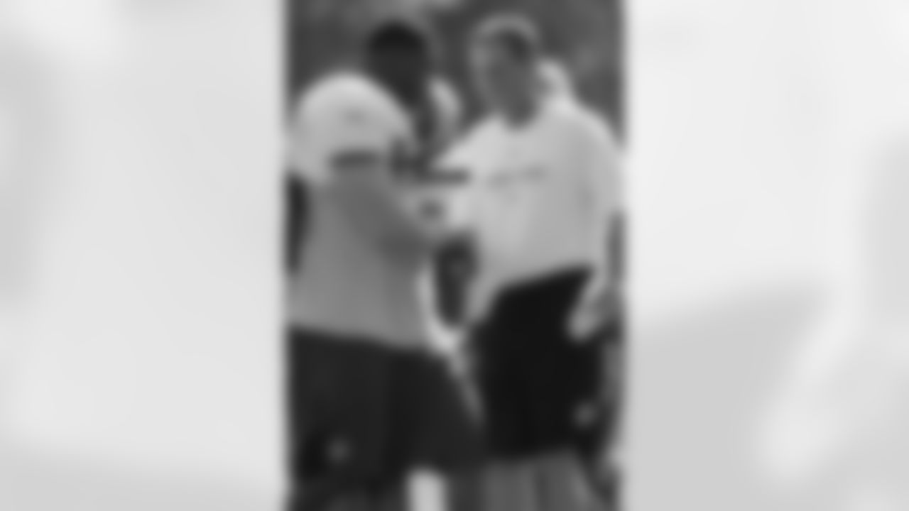 Clinton Portis & Coach Shanahan shake hands after practice (AP Photo)