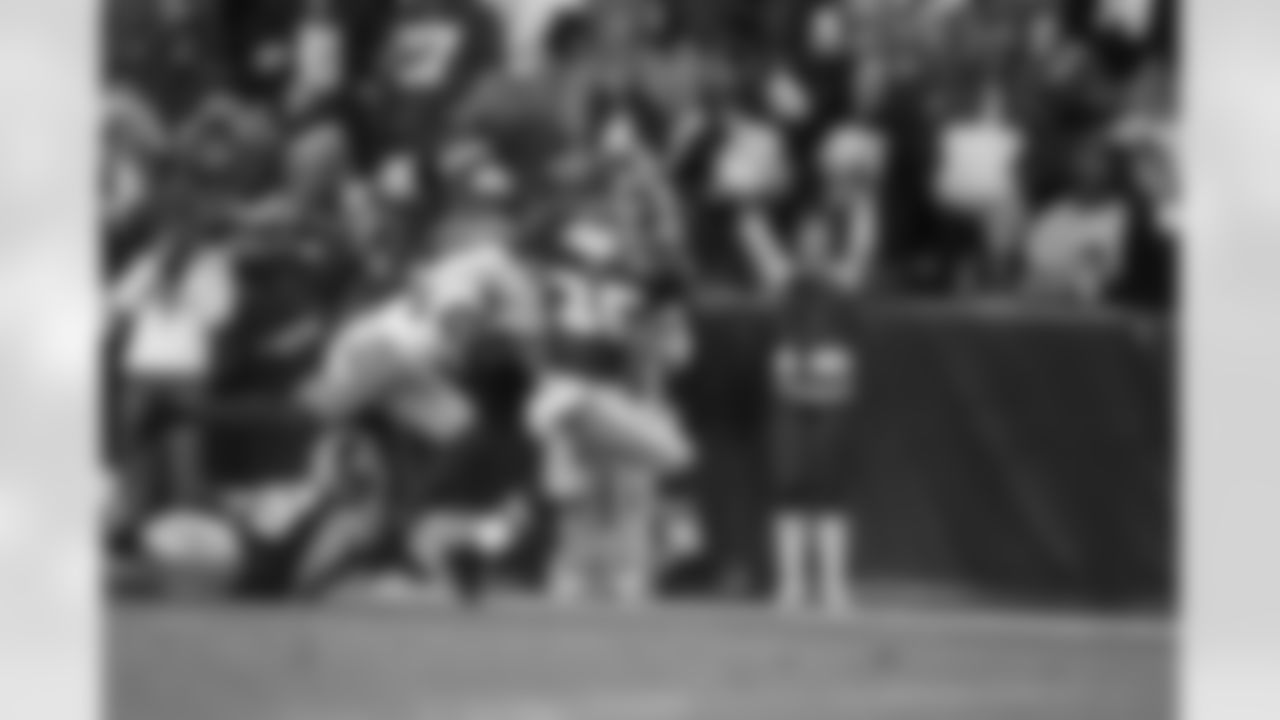 Keiland Williams carries the ball. (Ned Dishman)