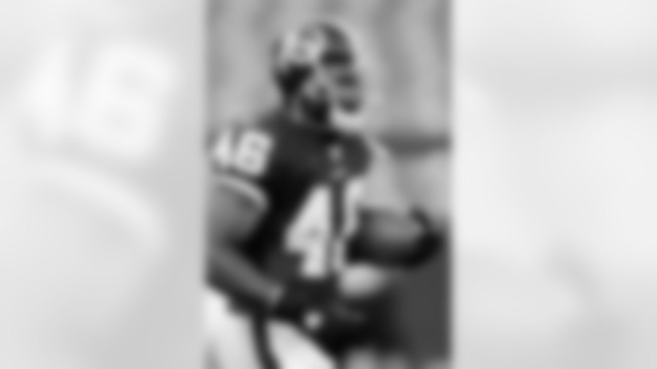 Ryan Torain gets loose before preseason game against Buccaneers