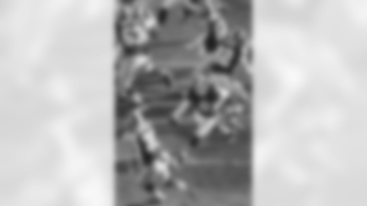 Rex Grossman looks downfield during the first half.