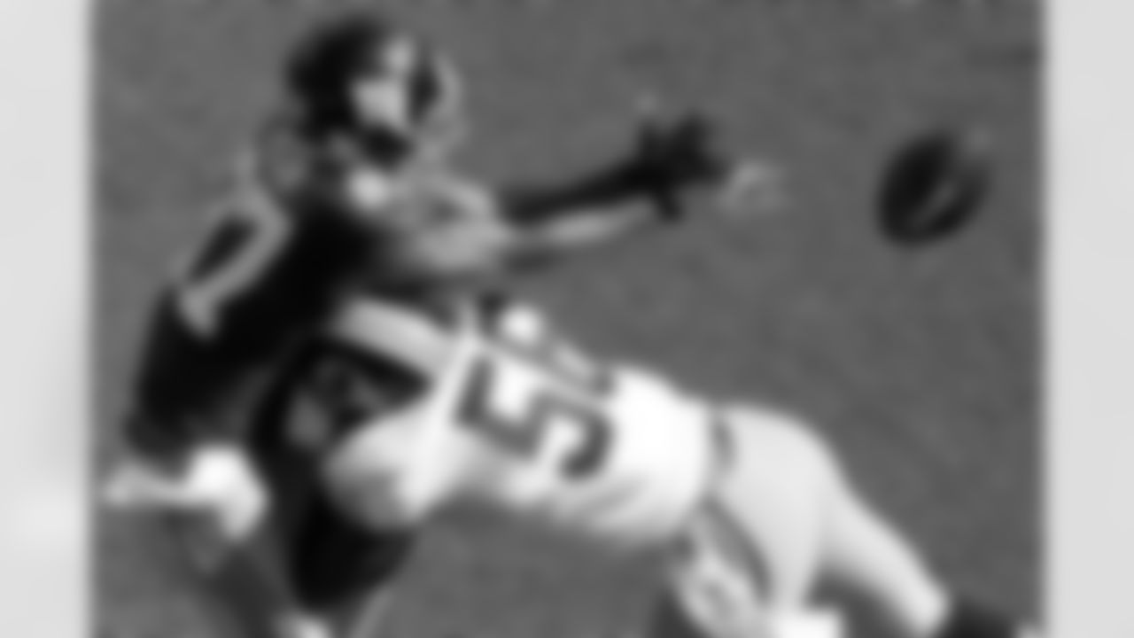 Redskins LB Perry Riley disrupts a catch during the Redskins-Giants game.