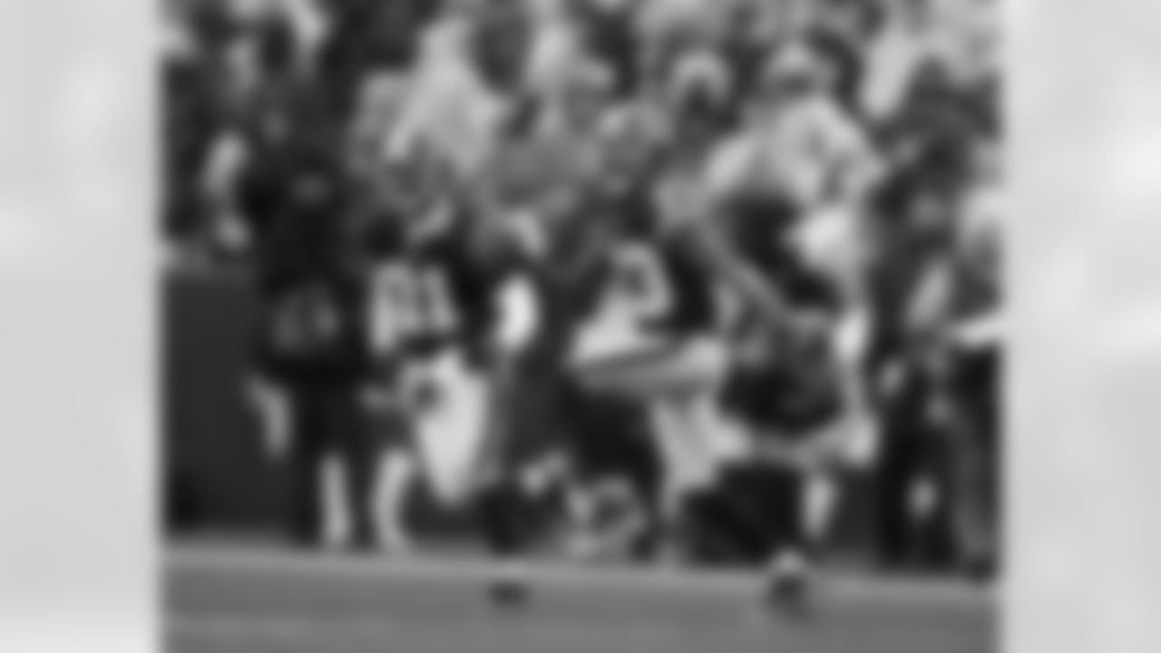 DeAngelo Hall runs after an interception. (Ned Dishman)