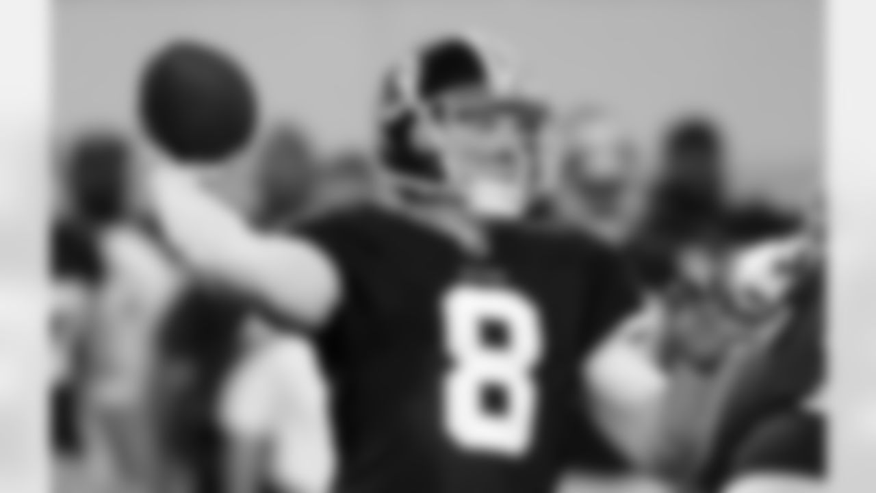 Rex Grossman finished the game with 22-of-37 completions for 250 yards, one TD and one INT.