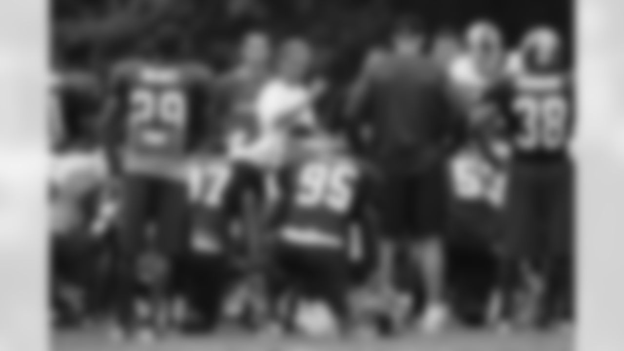 Coach Shanahan gathers the team together (AP Photo)