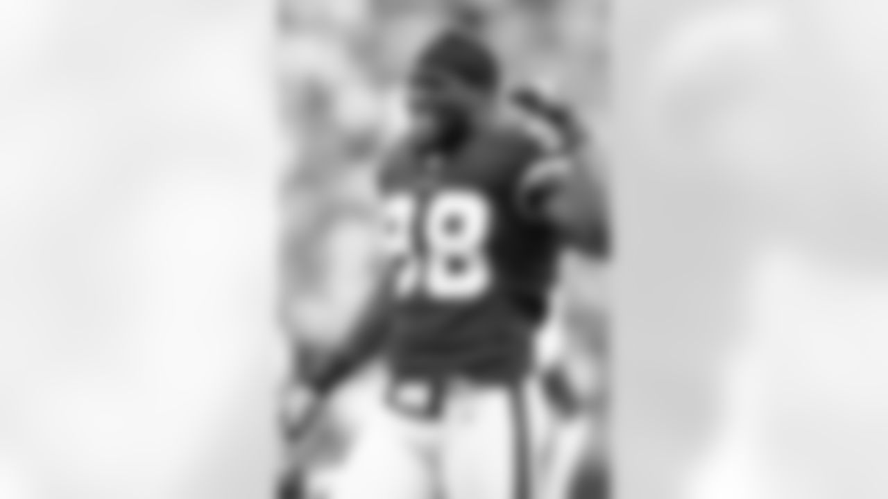 Linebacker Brian Orakpo cheers on the offense.