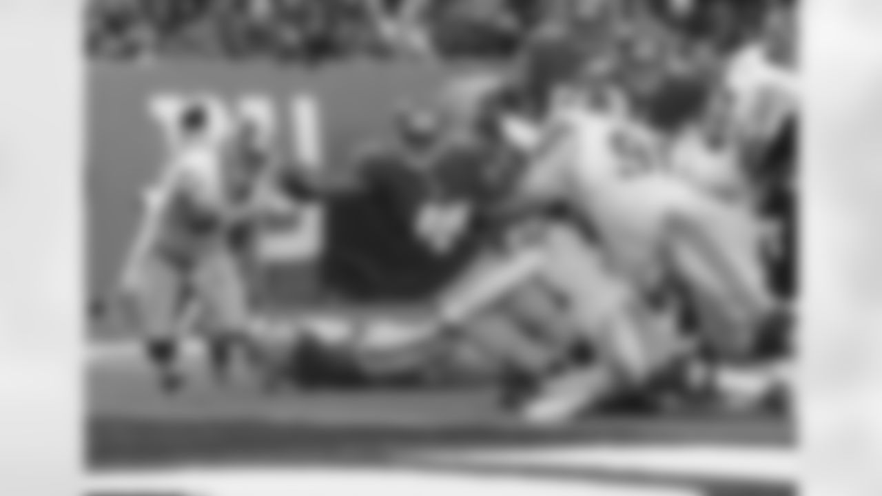 Ahmad Bradshaw reaches across the goal line for a TD. (AP Photo)