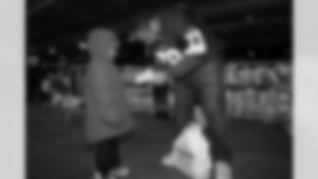 Lorenzo Alexander stops to sign an autograph. (Ned Dishman Photo)