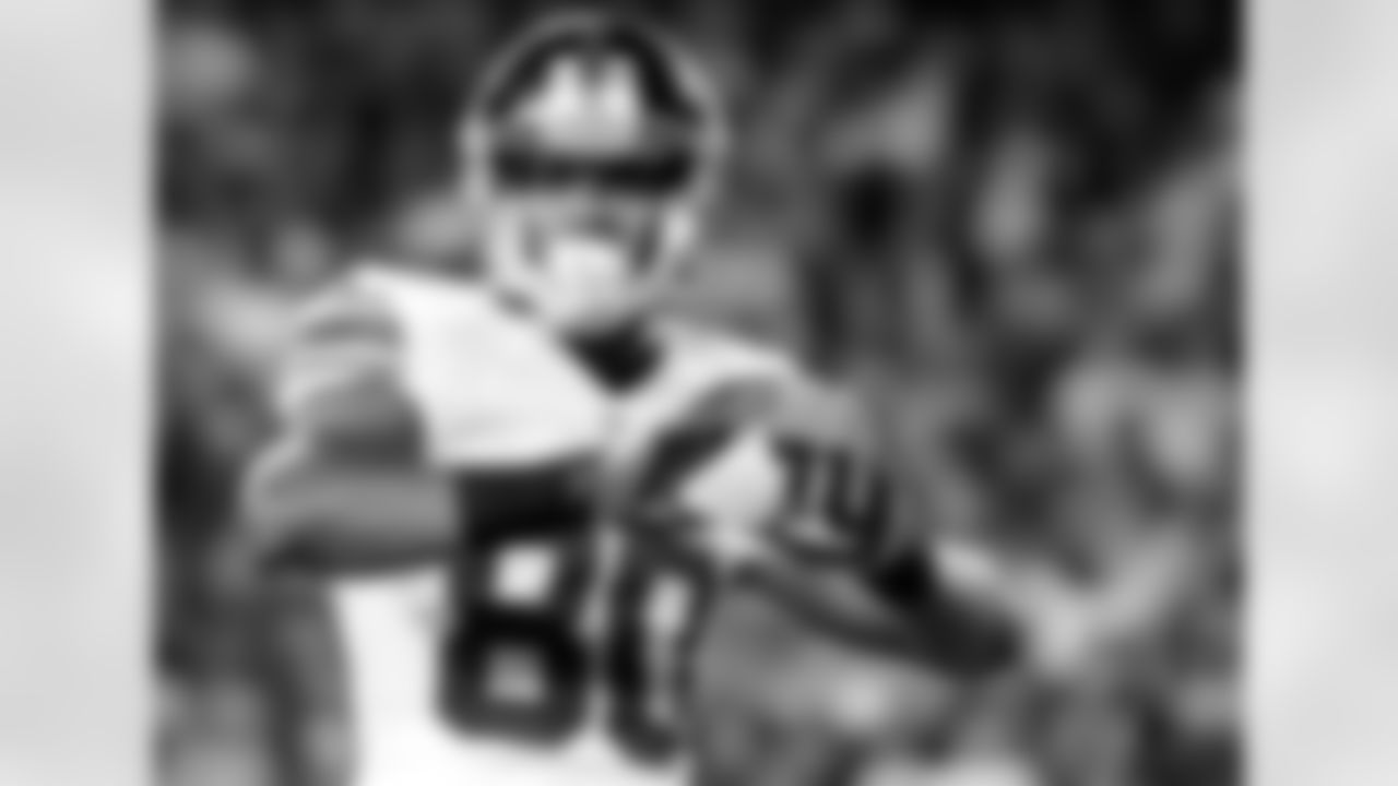WR Victor Cruz
