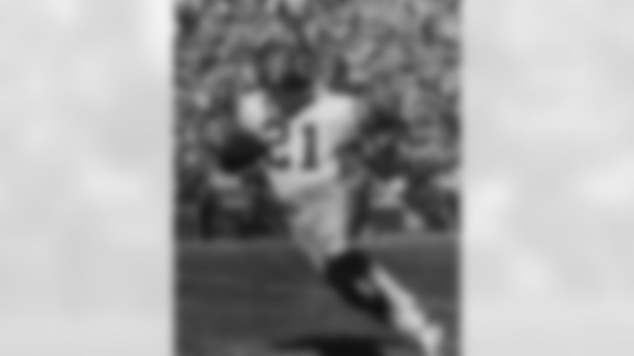 Washington Redskins cornerback Larry Jones (21) returns a kick during a 1974 NFC Divisional Playoff game against the Los Angeles Rams in Los Angeles on Dec. 22, 1974. The Rams defeated the Redskins 19-10. (AP Photo/NFL Photos)