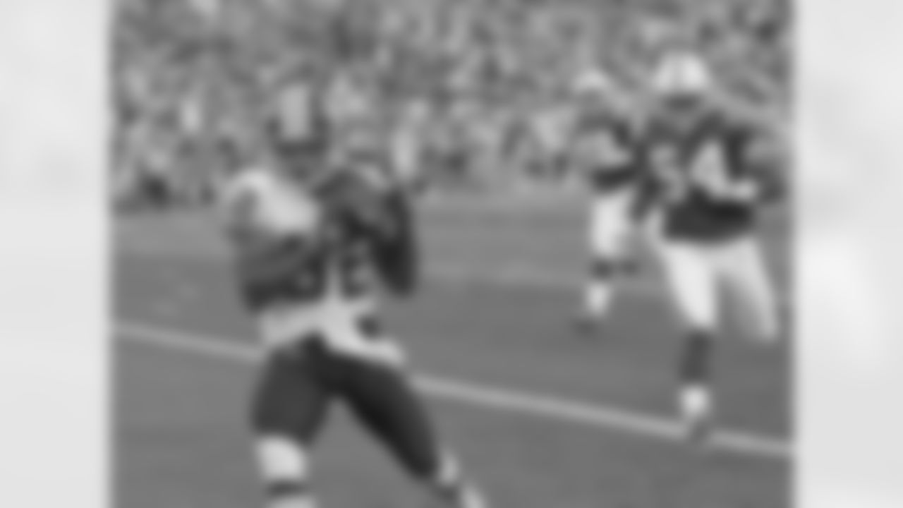 Antwaan Randle El pulls in a 20-yard TD pass as the Colts give pursuit.