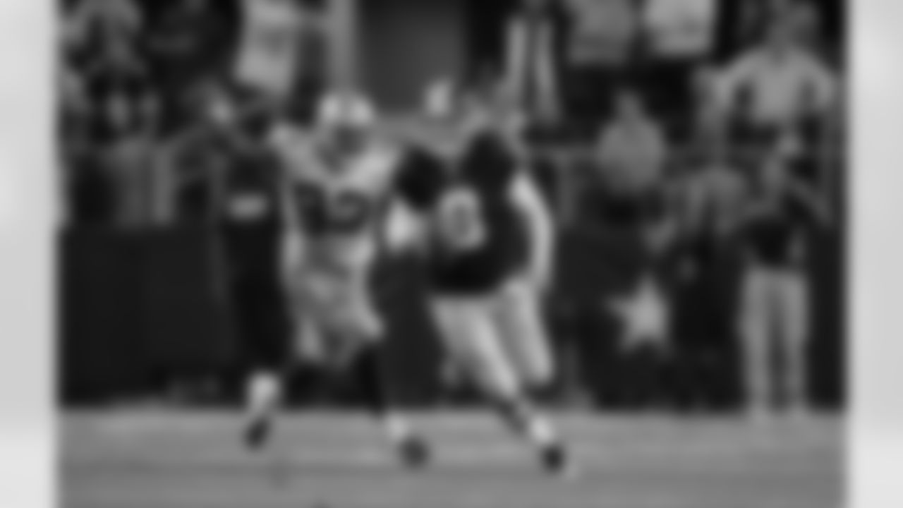 Cowboys LB Anthony Spencer bears down on Rex Grossman late in the fourth quarter. Spencer sacked Grossman and forced a fumble.