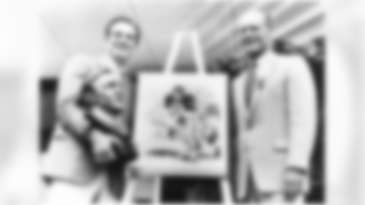Washington Redskins All-Pro LB Sam Huff poses with Cowboys coach Tom Landry during the 1982 Pro Football Hall Of Fame induction.