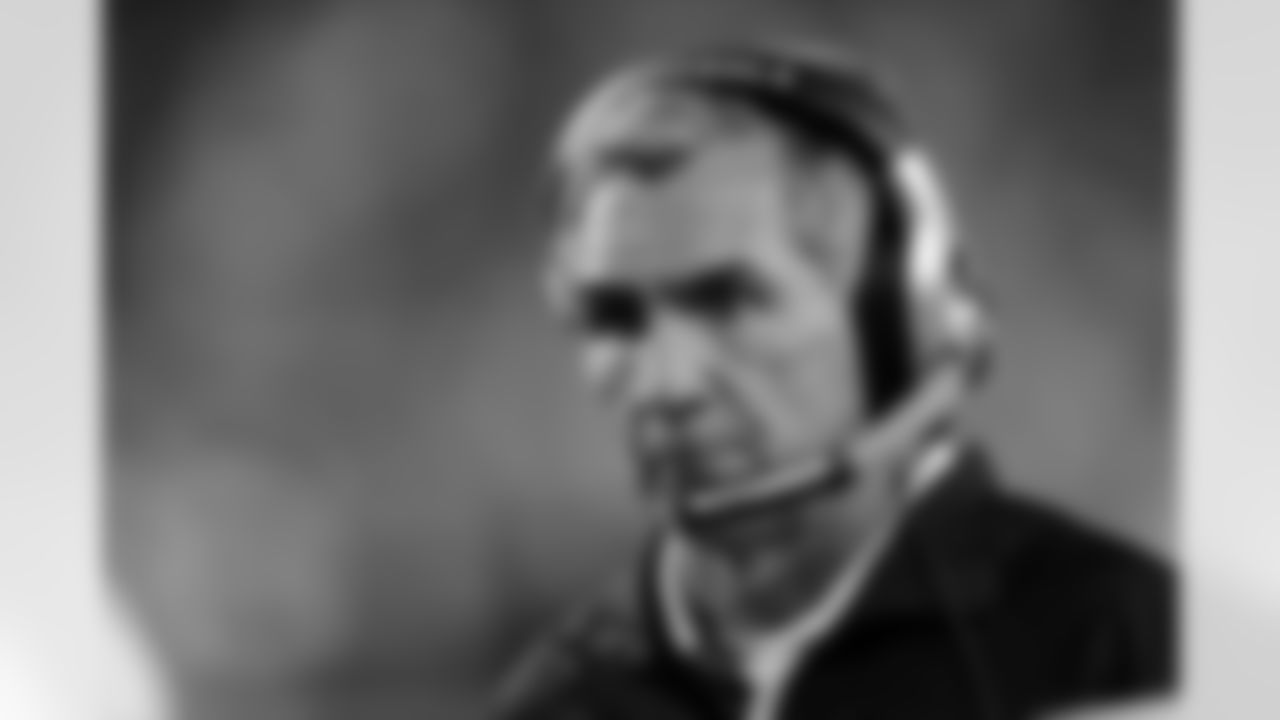 Mike Shanahan watches the action on the field. (AP Photo)