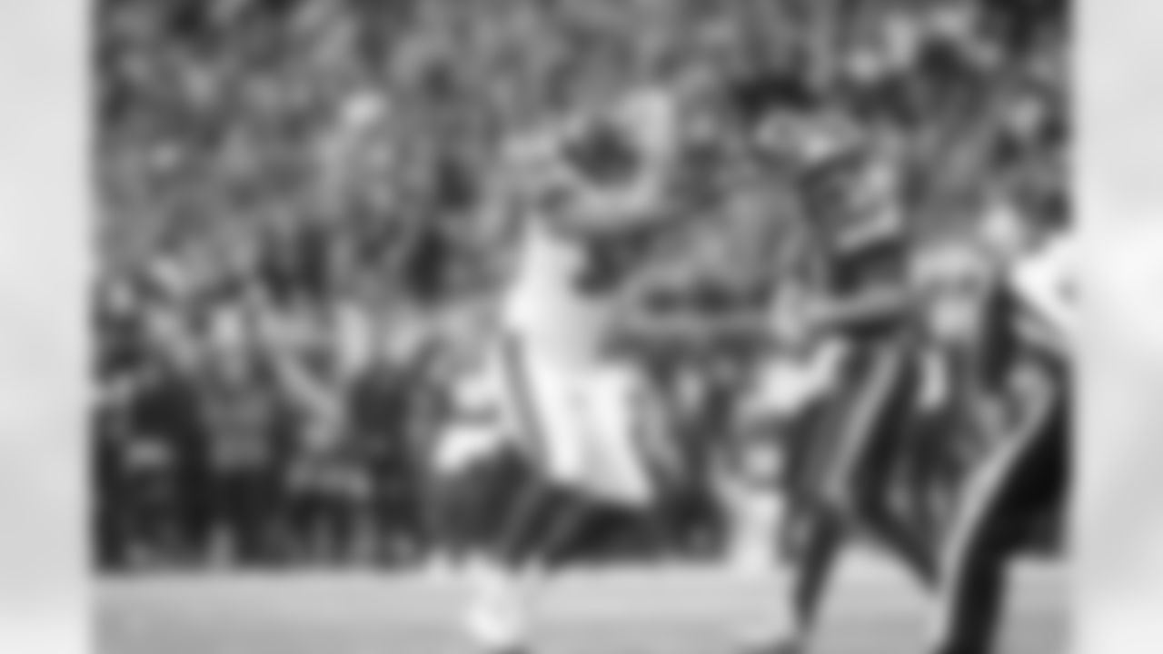 Check out photos of New Orleans Saints defensive end Marcus Davenport in action throughout the 2022 season.