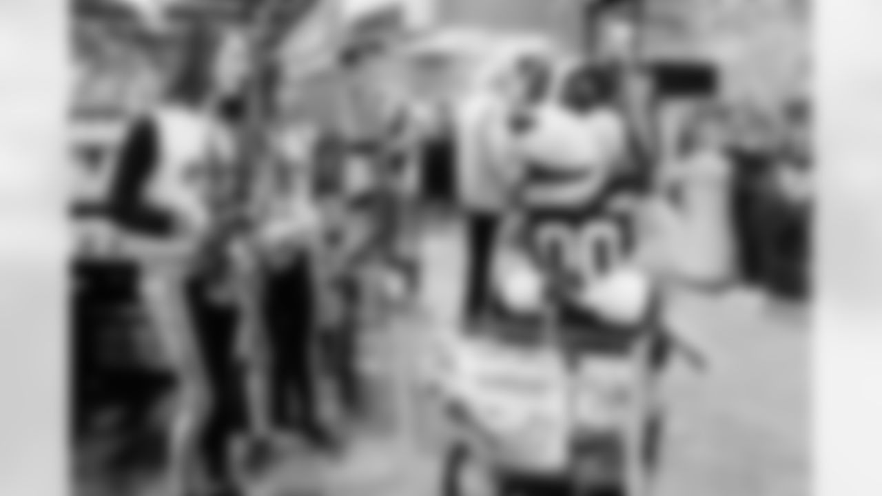 The New Orleans Saints are teaming up with Rouses to host food drives to benefit food banks across the Gulf Coast this month. On Friday, Nov. 18, the food drive at a Rouses in Baton Rouge, LA., benefited Greater Baton Rouge Food Bank. Saints legend Randall Gay appeared at the event along with Saints Cheer Krewe members.