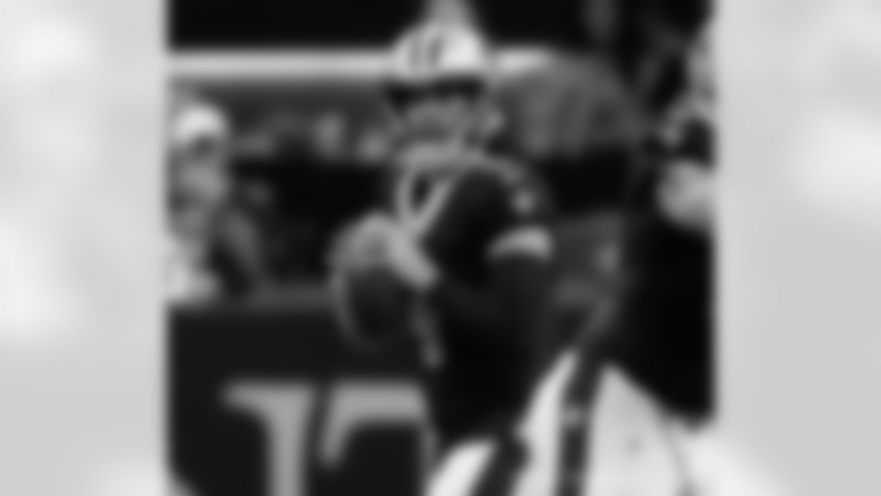 Check out the game action shots from the New Orleans Saints game against the Tampa Bay Buccaneers in Week 4 of the 2023 NFL season including quarterback Derek Carr (4).