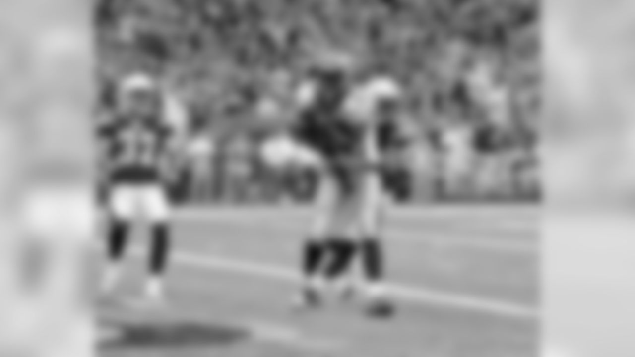 WR Robert Meachem snares a touchdown pass from Drew Brees in the second quarter.