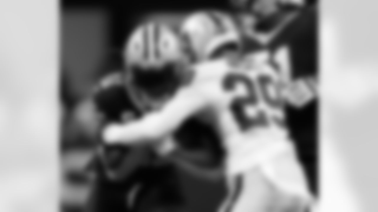 New Orleans Saints running back Alvin Kamara in action during their 2022 Week 8 game against the Las Vegas Raiders.