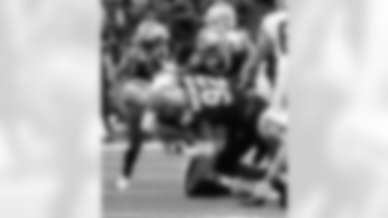 New Orleans Saints linebacker Pete Werner and Marcus Davenport in action during their 2022 Week 8 game against the Las Vegas Raiders.