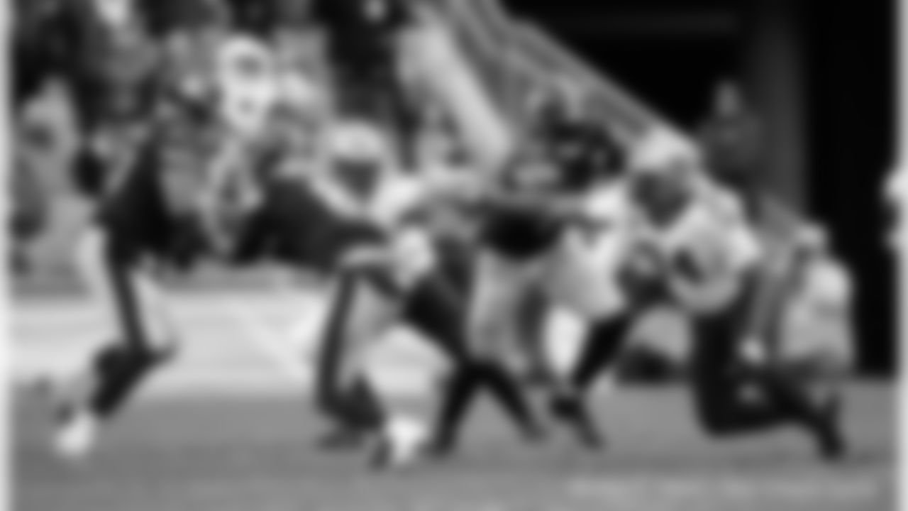 New Orleans Saints players in action during their 2022 Week 10 game against the Pittsburgh Steelers.
